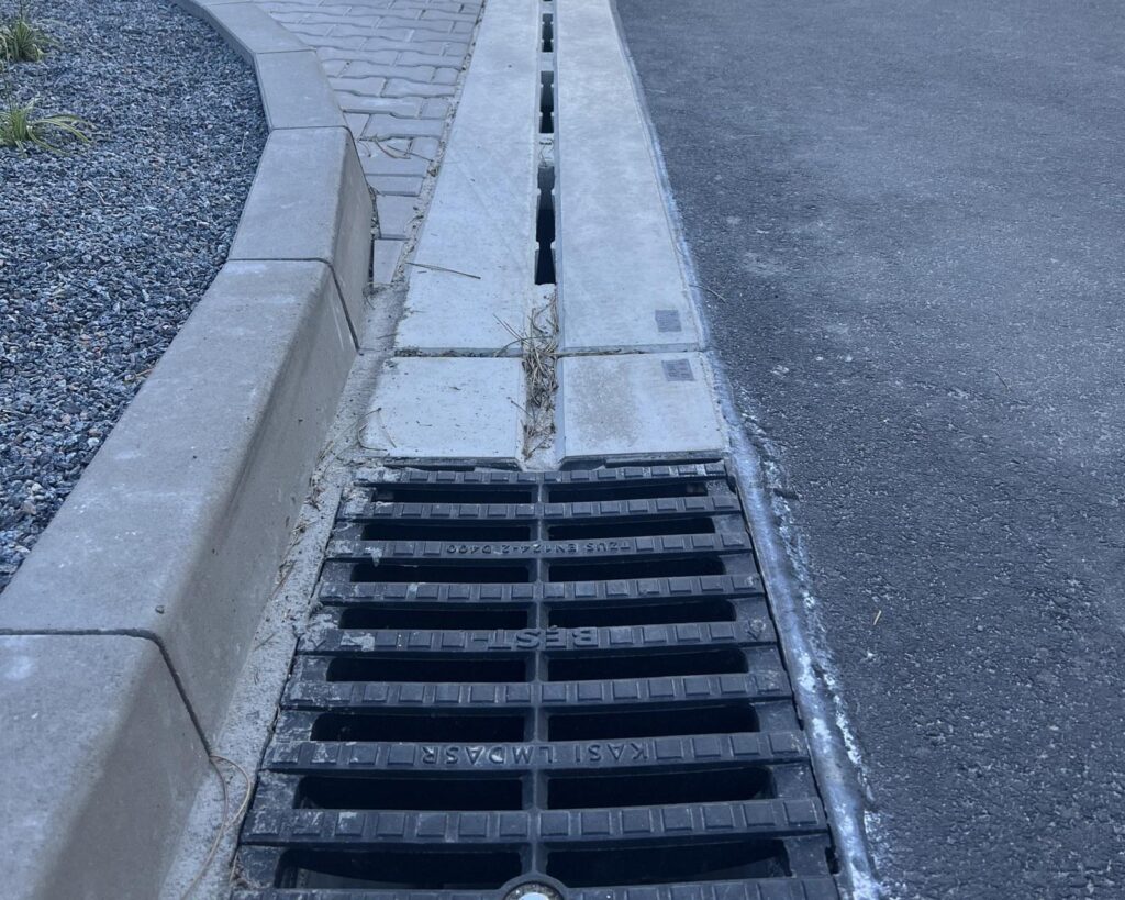 Zakázková litinová mříž KASI v betonovém odvodňovacím žlabu BEST, parkoviště Dubina Pardubice