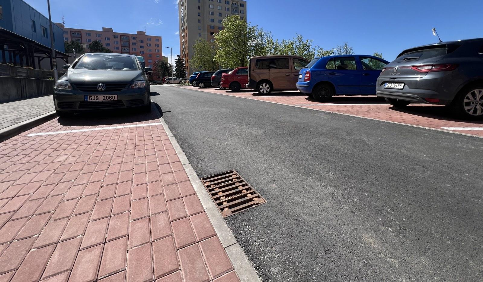 Nová parkovací stání po regeneraci sídliště Dubina v Pardubicích