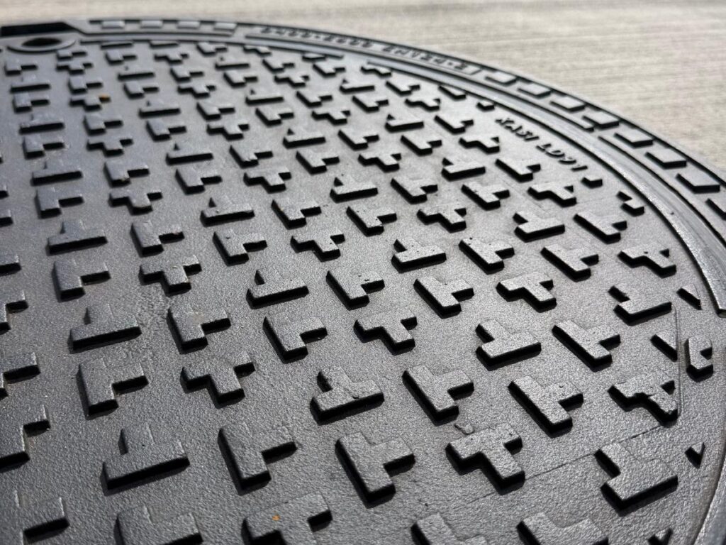Detail víka poklopu Europa 9 s odlitým označením EN 124-2