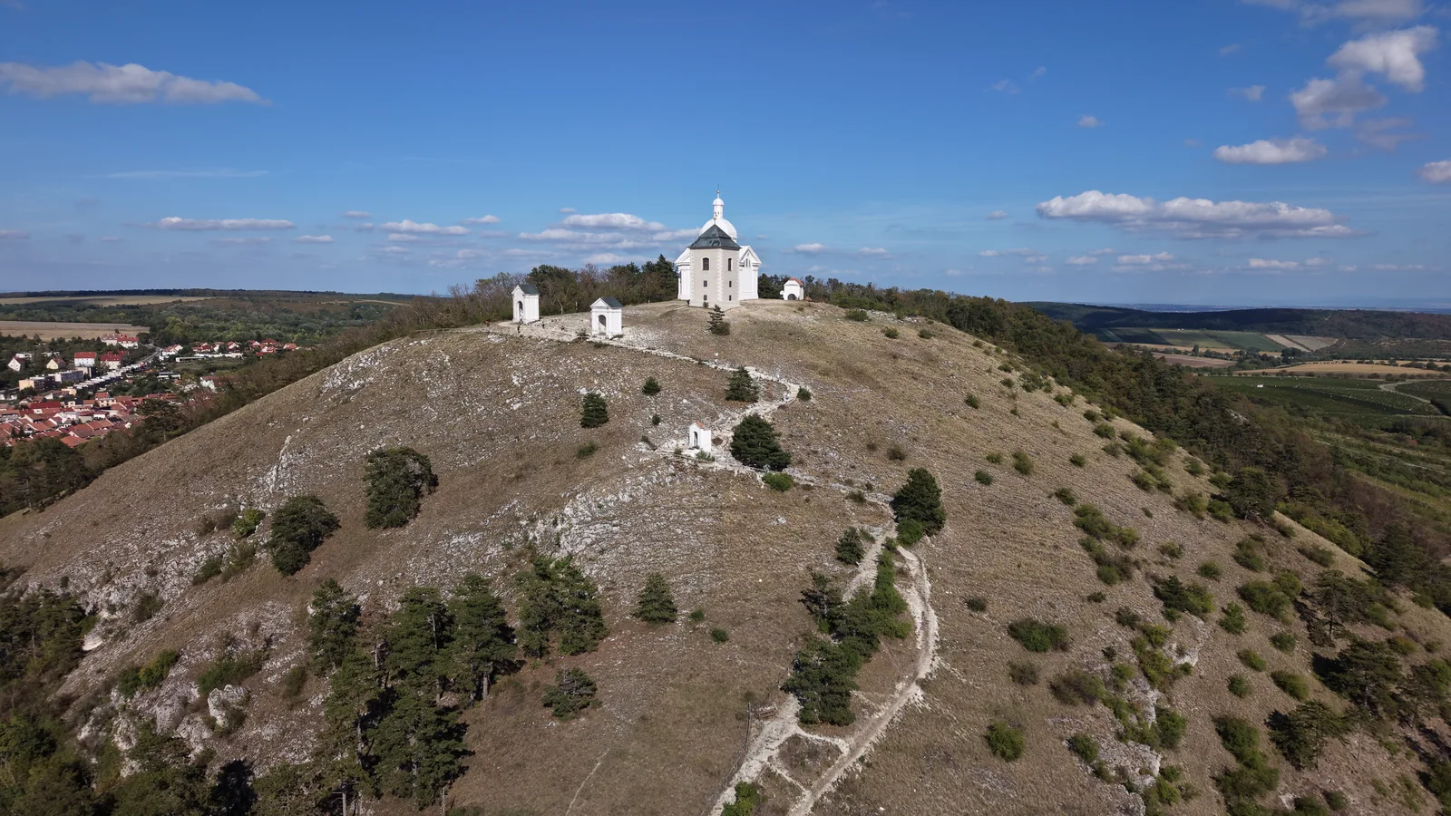 Svatý kopeček v Mikulově z dronu, NO-DIG 2026